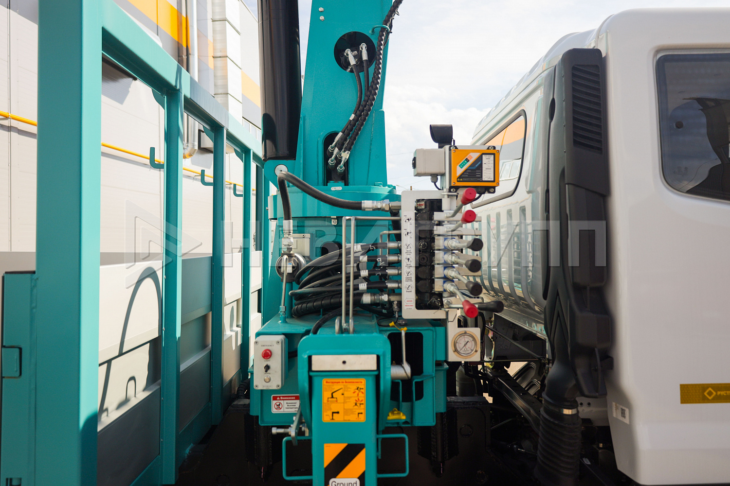 DONGFENG С120L Бортовой с КМУ